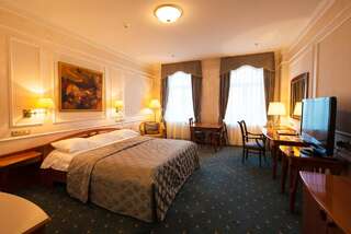 Отель Europe Hotel Минск Номер Делюкс с кроватью размера «king-size»-1